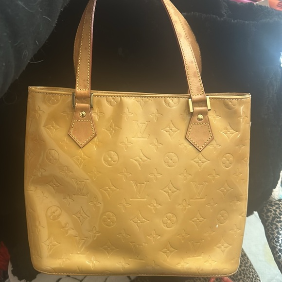 LV vernie shoulder bag very clean, beautiful bag no color transfer - Picture 2 of 5